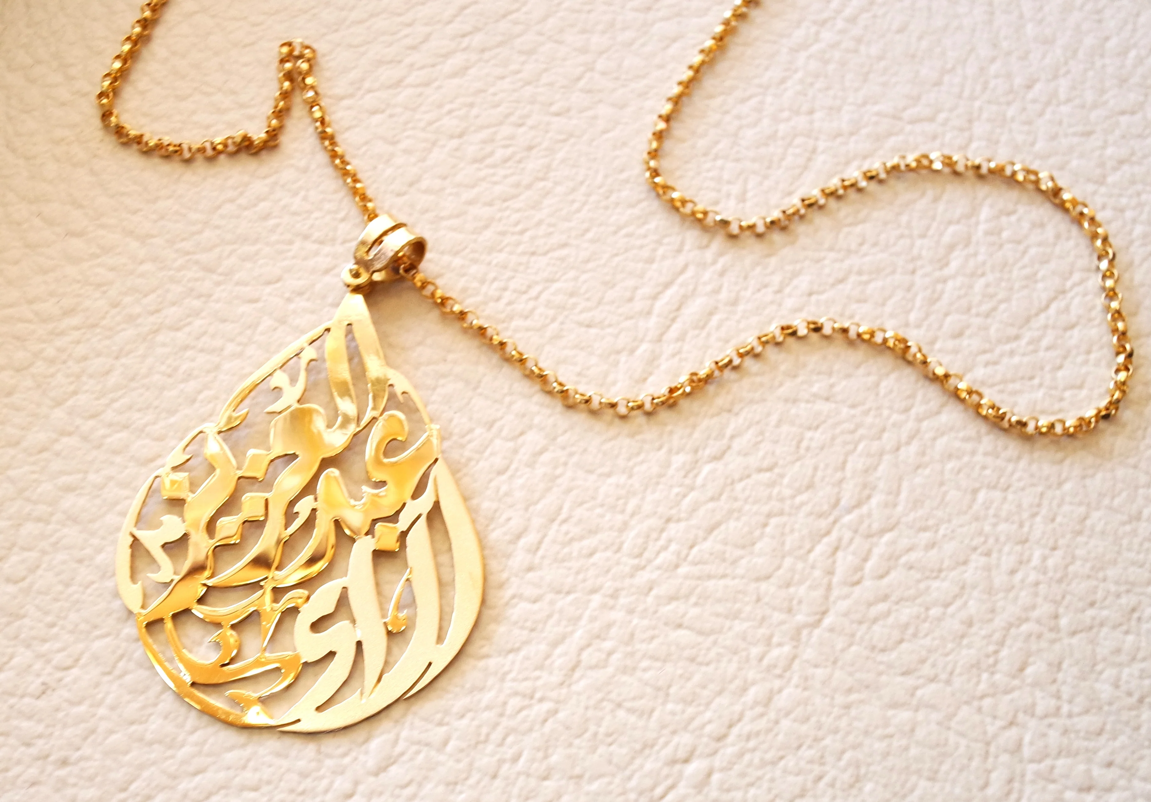 personalized customized 2 names 18 k gold arabic calligraphy pendant with chain pear , round rectangular or any shape fine jewelry